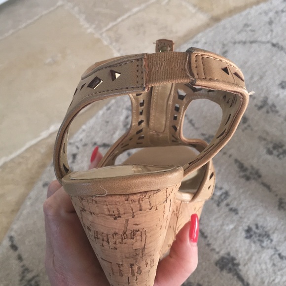 {Carlos} Laser Cut Leather and Cork Wedges - Picture 6 of 8